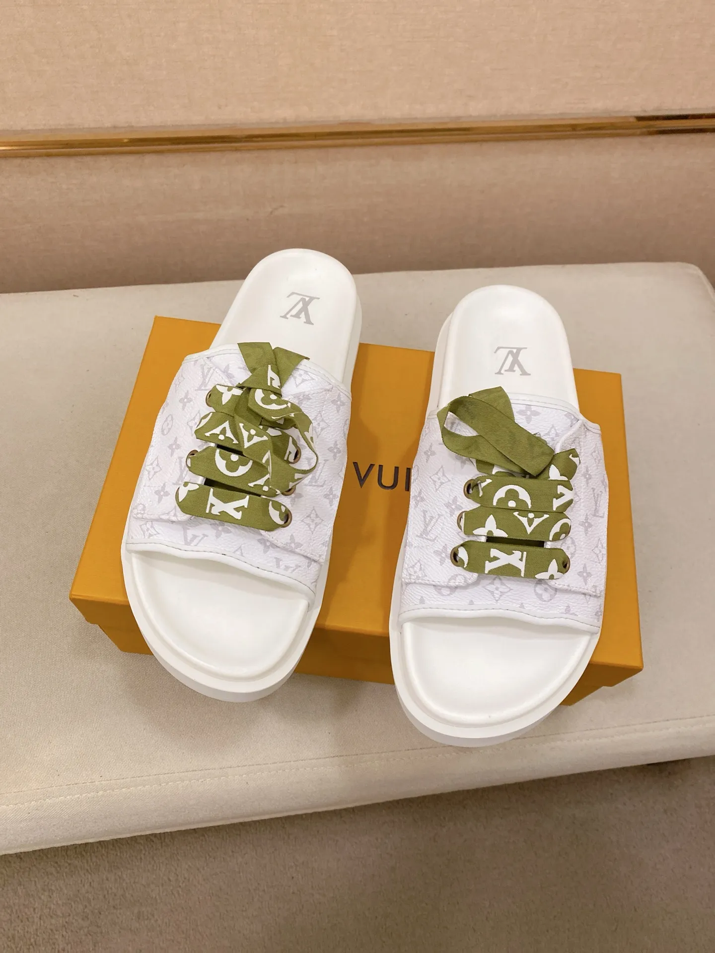 Men's shoes 💰: 340💰Made by LV🔍Top purchasing agents. Men's spring and summer slippers are available at the same counter. The uppers are imported cowhide from Italy, with logo graphics and high-quality craftsmanship. Soles: original soles specially provided by the original factory. Exclusive movable molded soles are super comfortable. Original goods follow orders. 🔍🔍High quality. You can enter and exit the counter at will. Welcome to compare. Size 38-44.